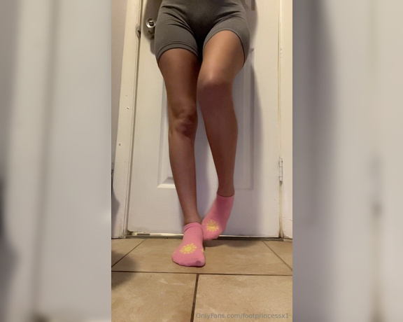 Footprincessx1 aka footprincessx1 OnlyFans - Sock removal with wiggles and toe spreads