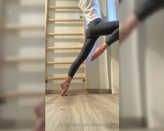 Goddess Anna aka footish_ann OnlyFans - No, I wasn’t training here , I was just messing around and stretching a bit just my leggings, so 3