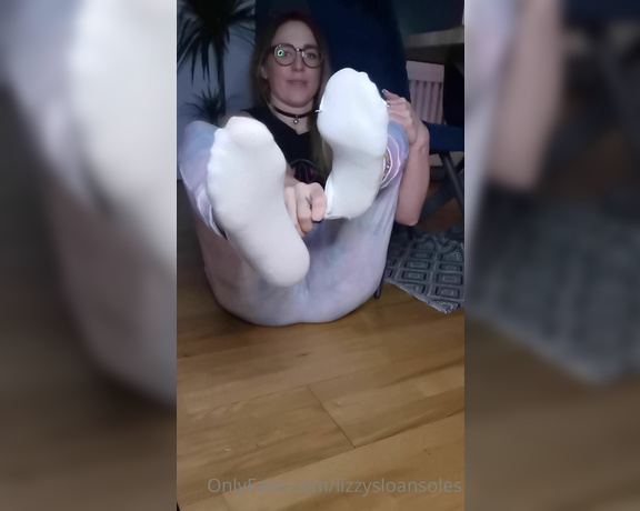Itsjustlizzie aka itsjustlizzie OnlyFans - Shoe and sock removal and sniffing feet