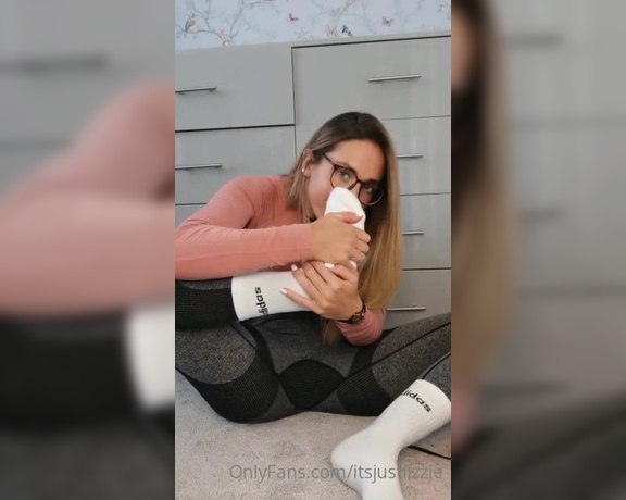 Itsjustlizzie aka itsjustlizzie OnlyFans - Smelling socks and soles, Re post