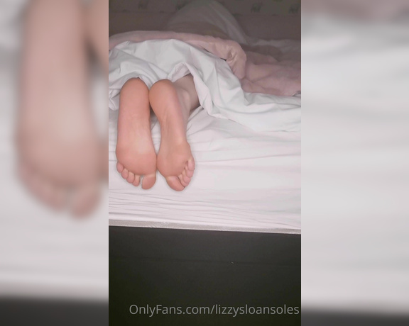 Itsjustlizzie aka itsjustlizzie OnlyFans - This was one of the first videos I was requested to make, feet sticking out of the bed