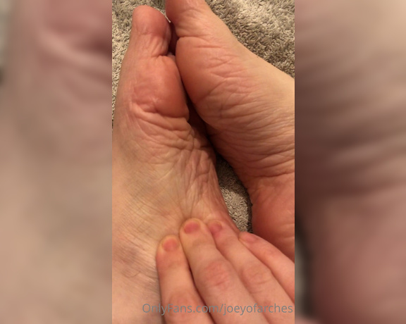 Joeyofarches aka joeyofarches OnlyFans - Moisturising my fluffy shower soles