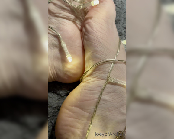 Joeyofarches aka joeyofarches OnlyFans - My feet are all tangled up  lots of toe pointing , wrinkles and arches