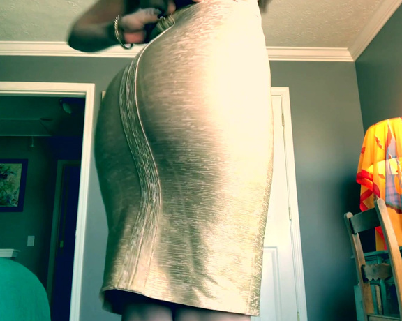 Ms Tomorrow aka dommetomorrow OnlyFans - Video clip zipping my Milf ass into this TIGHT gold skirt