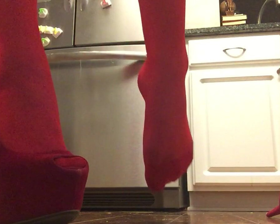 Ms Tomorrow aka dommetomorrow OnlyFans - Video clip! Get in this kitchen Worship Mommy’s feet & heels