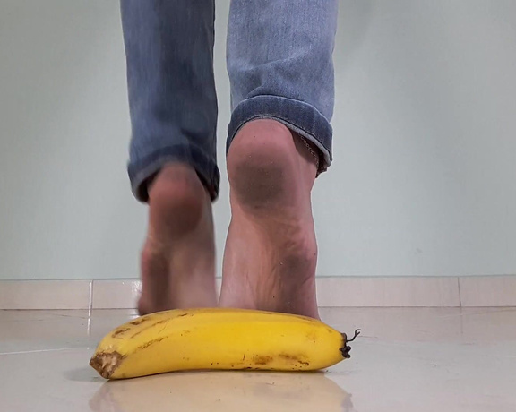 Thefeetoflola aka thefeetoflola OnlyFans - My dirty soles crushed the banana Mercilessly!  5 min