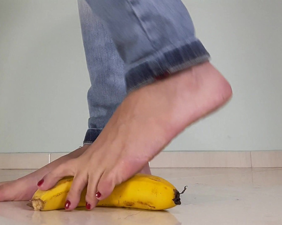 Thefeetoflola aka thefeetoflola OnlyFans - My dirty soles crushed the banana Mercilessly!  5 min