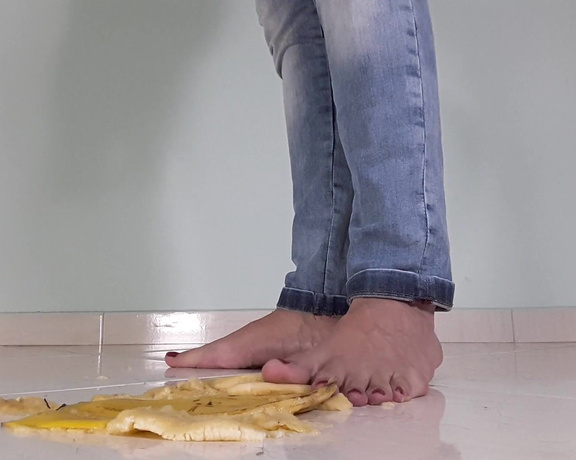 Thefeetoflola aka thefeetoflola OnlyFans - My dirty soles crushed the banana Mercilessly!  5 min