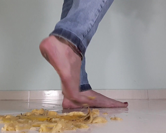 Thefeetoflola aka thefeetoflola OnlyFans - My dirty soles crushed the banana Mercilessly!  5 min
