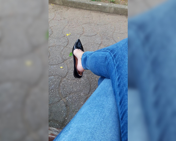 Thefeetoflola aka thefeetoflola OnlyFans - Outdoor dangling  Black flats  6 min