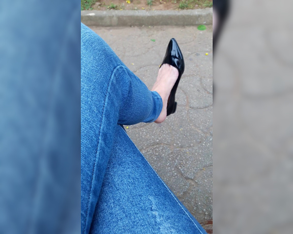 Thefeetoflola aka thefeetoflola OnlyFans - Outdoor dangling  Black flats  6 min