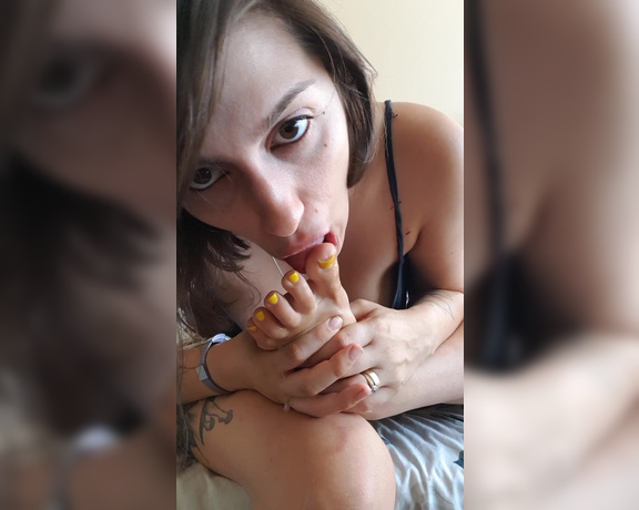 Vegan_footqueen aka vegan_footqueen OnlyFans - Yellow pedi love )