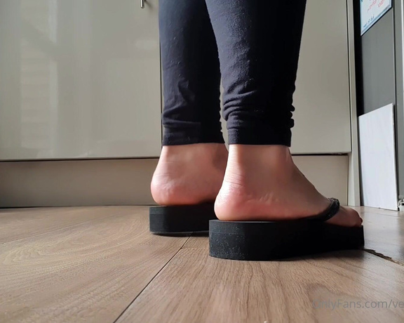 Vegan_footqueen aka vegan_footqueen OnlyFans - Showing off my feet