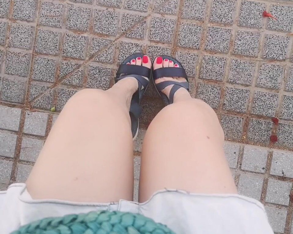 Feetvampire aka feetvampire OnlyFans - Caminando por la urbe