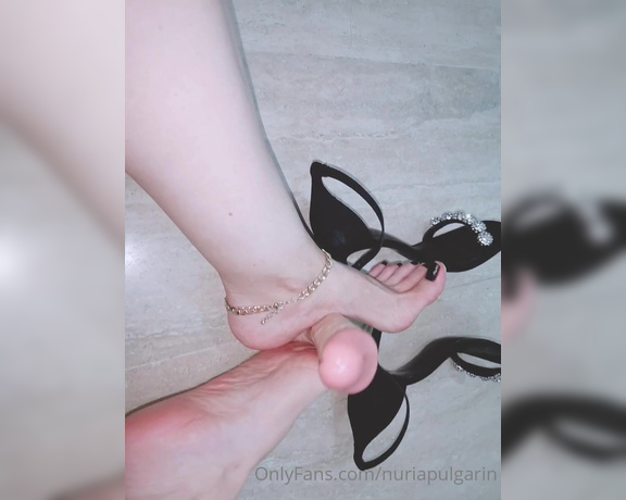 Feetvampire aka feetvampire OnlyFans - Uas negras y dildo Black nails and dildo