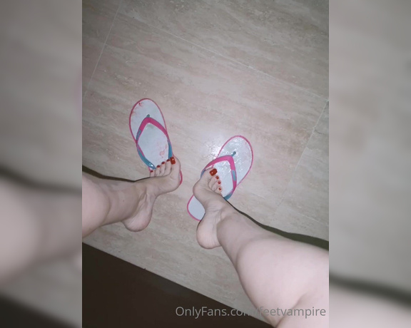 Feetvampire aka feetvampire OnlyFans - Fresh out of the shower Wet and horny