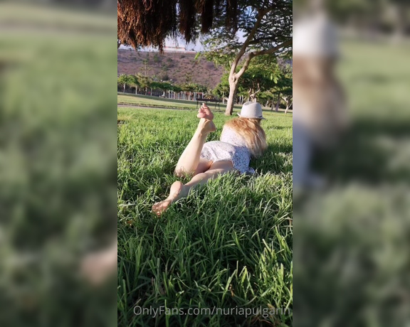 Feetvampire aka feetvampire OnlyFans - The pose Soles en el parque