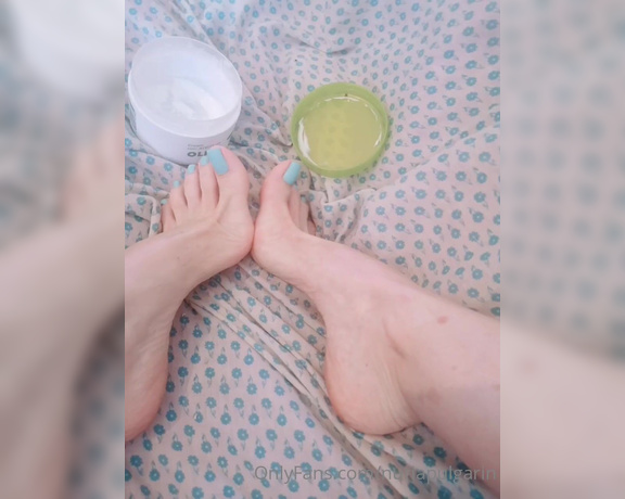 Feetvampire aka feetvampire OnlyFans - En casita echndome cremita Voy a cambiarme el color de uas Qu color eligen ustedes