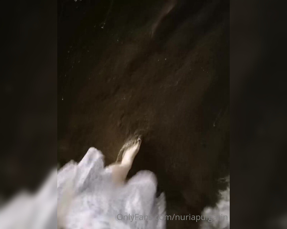 Feetvampire aka feetvampire OnlyFans - En la playa de noche, porque soy vampira