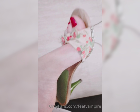 Feetvampire aka feetvampire OnlyFans - Do you like nails this long or do you prefer me to cut them a little