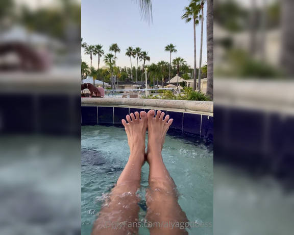 Alyafeets aka Alyagoddess Onlyfans - Me and my babies at the jacuzzi! Having fun during quarantine would you join