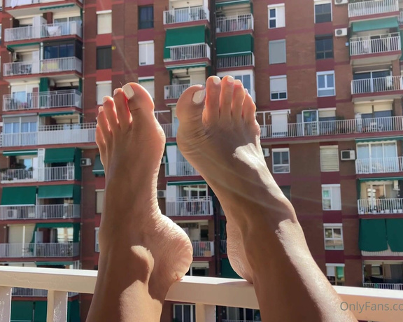 Alyafeets aka Alyagoddess Onlyfans - Would this make you go & get the binoculars or nah