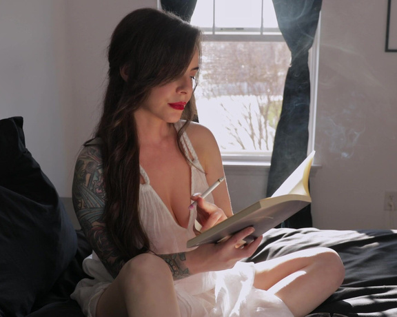 ManyVids - Dani Lynn - Smoking 100 and Reading