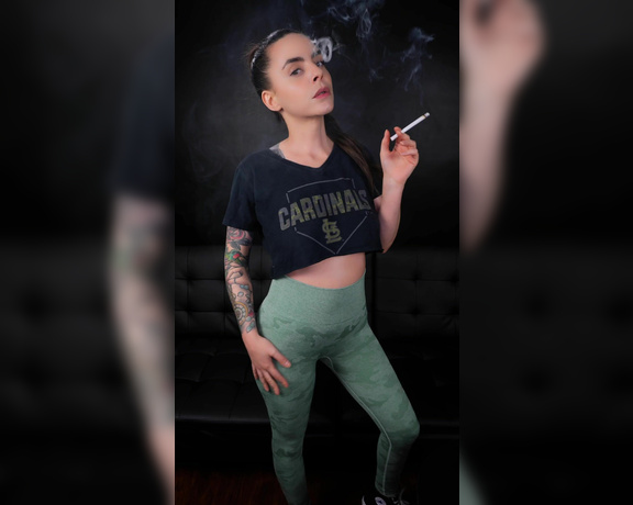 ManyVids - Dani Lynn - Smoking 100s in Leggings