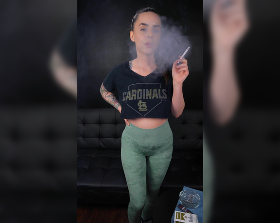 ManyVids - Dani Lynn - Smoking 100s in Leggings