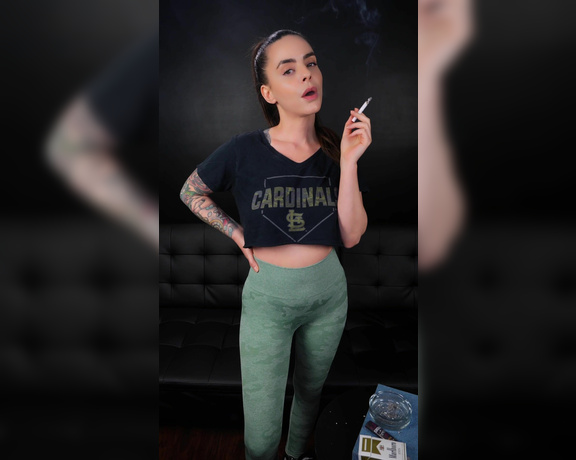 ManyVids - Dani Lynn - Smoking 100s in Leggings