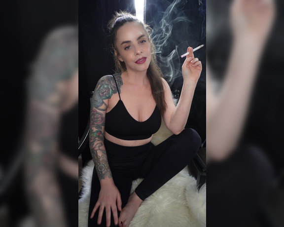 ManyVids - Dani Lynn - Roommate Smoking Fetish