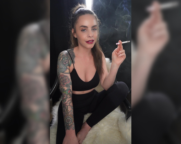 ManyVids - Dani Lynn - Roommate Smoking Fetish