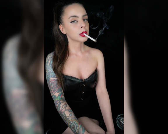 ManyVids - Dani Lynn - Smoking 120s in Corset and Skirt