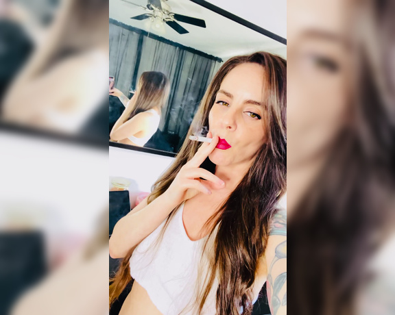 ManyVids - Dani Lynn - Smoking Clip 2