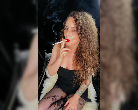 ManyVids - Dani Lynn - Smoking 120s with Curly Hair