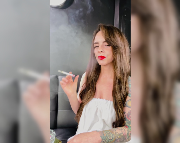 ManyVids - Dani Lynn - Smoking Marlboro 100s in Towel