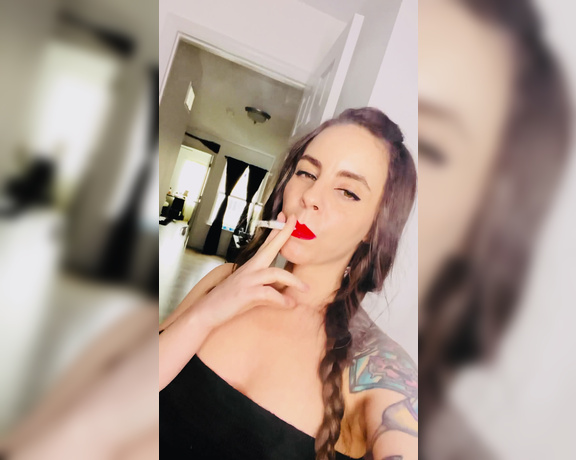 ManyVids - Dani Lynn - Smoking Clip 1