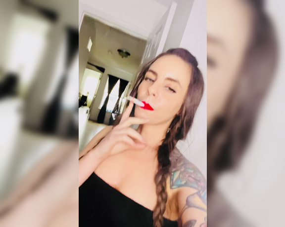 ManyVids - Dani Lynn - Smoking Clip 1