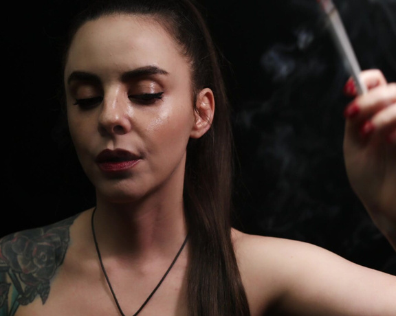 ManyVids - Dani Lynn - Smoking Close up 15