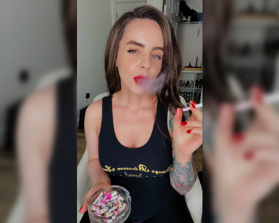 ManyVids - Dani Lynn - Smoking VS120s in Office