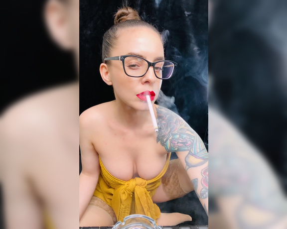 ManyVids - Dani Lynn - Smoking in Glasses