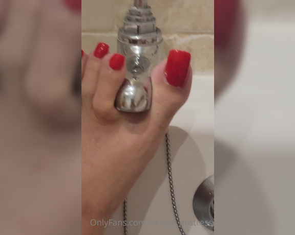 Mistress Cindy Ray aka Ukfoot_mistress Onlyfans - This bath tub really has no clue what just hit it! My toe grip is pretty epicevidently! # 1