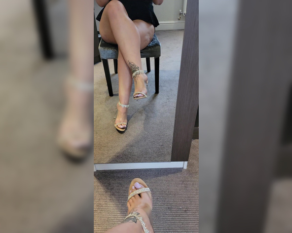 Mistress Cindy Ray aka Ukfoot_mistress Onlyfans - Thick save lives sure but what about those sexy feet Drop your captions 2