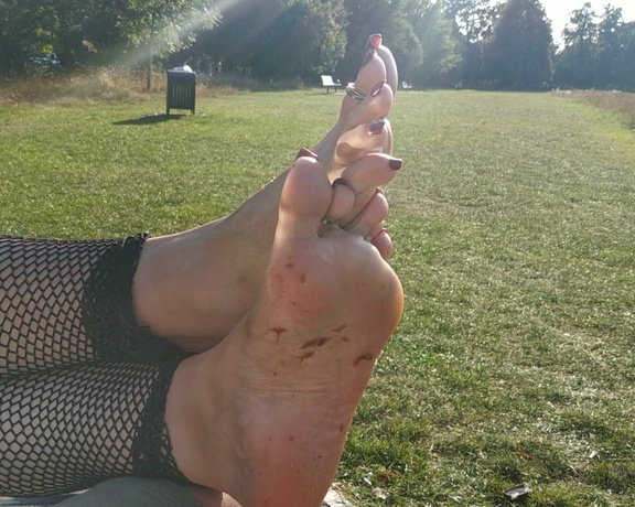 Mistress Cindy Ray aka Ukfoot_mistress Onlyfans - A walk in the park turned into this #dirtyfeet