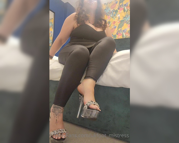 Mistress Cindy Ray aka Ukfoot_mistress Onlyfans - Testing testing 1 2! Message me to purchase the full clip