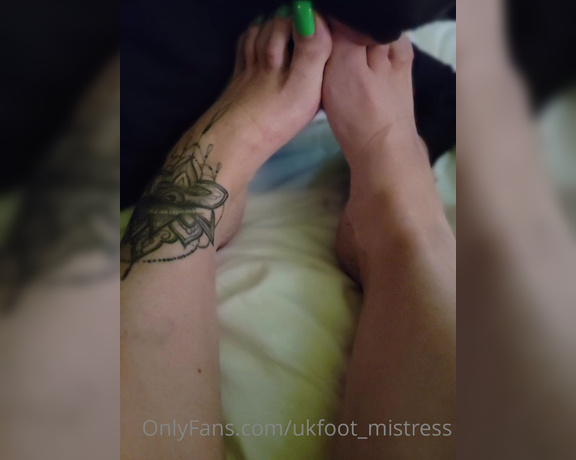 Mistress Cindy Ray aka Ukfoot_mistress Onlyfans - B(  )(  )BS & FEET Who needs a bra when I have this! #HappyMondays 14