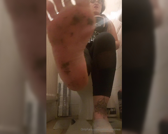 Mistress Cindy Ray aka Ukfoot_mistress Onlyfans - I think its time we got a little dirty My popular well worn Skechers have sure seen a whole lot 1