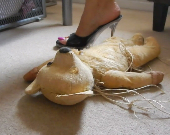 Mistress Cindy Ray aka Ukfoot_mistress Onlyfans - UNRELEASED FOOTAGE FROM A RECENT REAL TIME SESSION ( 5mins+) OBJECT CRUSH MY OLD USELESS SLAVE is
