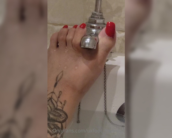 Mistress Cindy Ray aka Ukfoot_mistress Onlyfans - This bath tub really has no clue what just hit it! My toe grip is pretty epicevidently! # 2