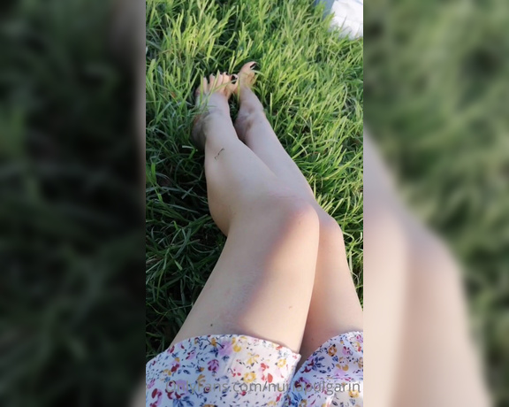 Feetvampire aka feetvampire OnlyFans - Mis pies tocando el csped